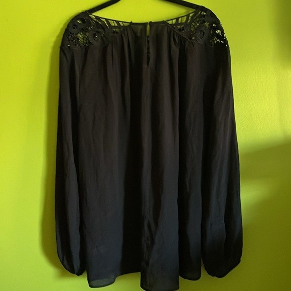 Lane Bryant Black Flowy Tunic Top Blouse With Lace Shoulders & Neck Size 14/16 - Picture 4 of 5
